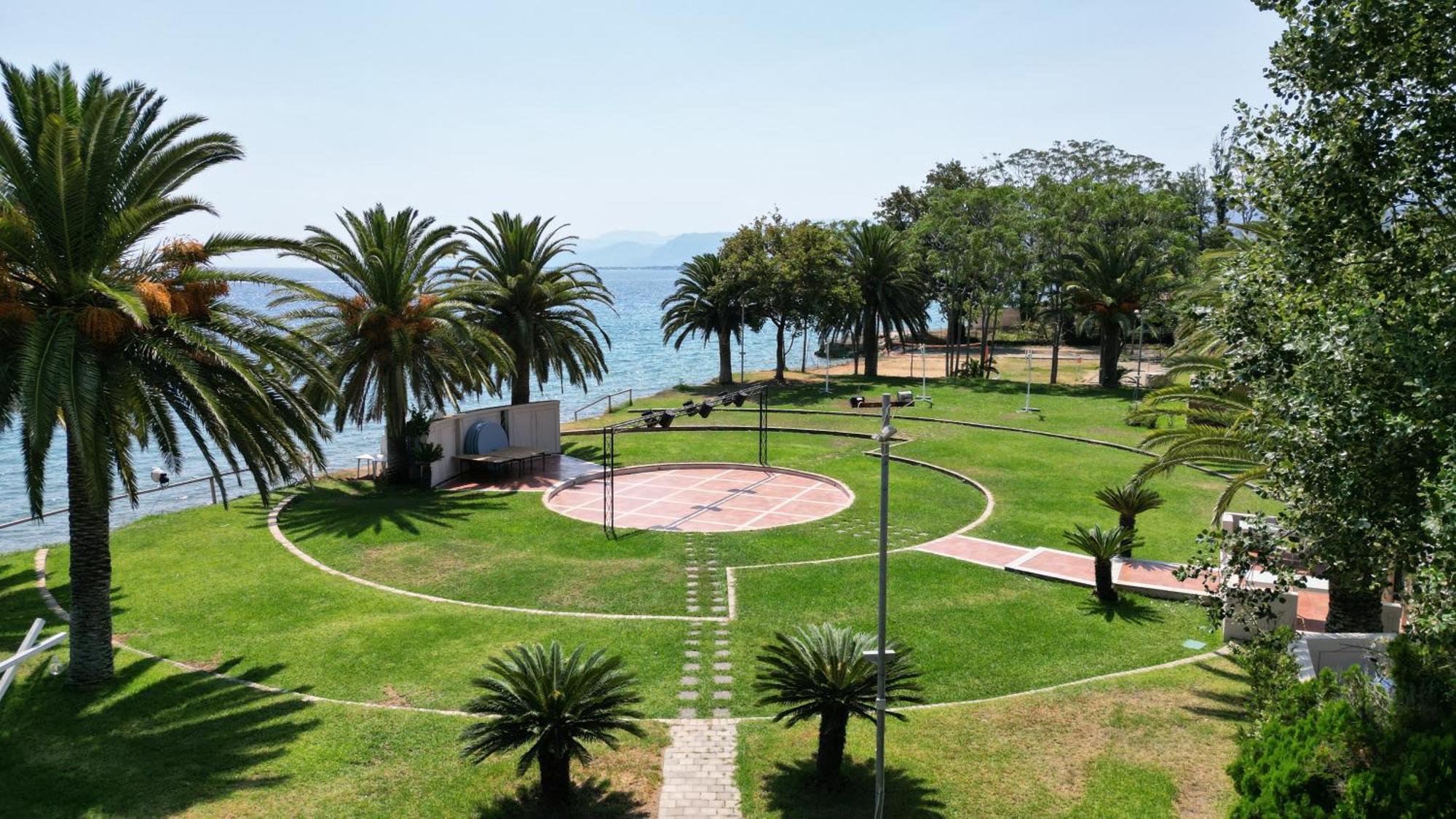 Long Beach Hotel & Resort Longos  Bagian luar foto