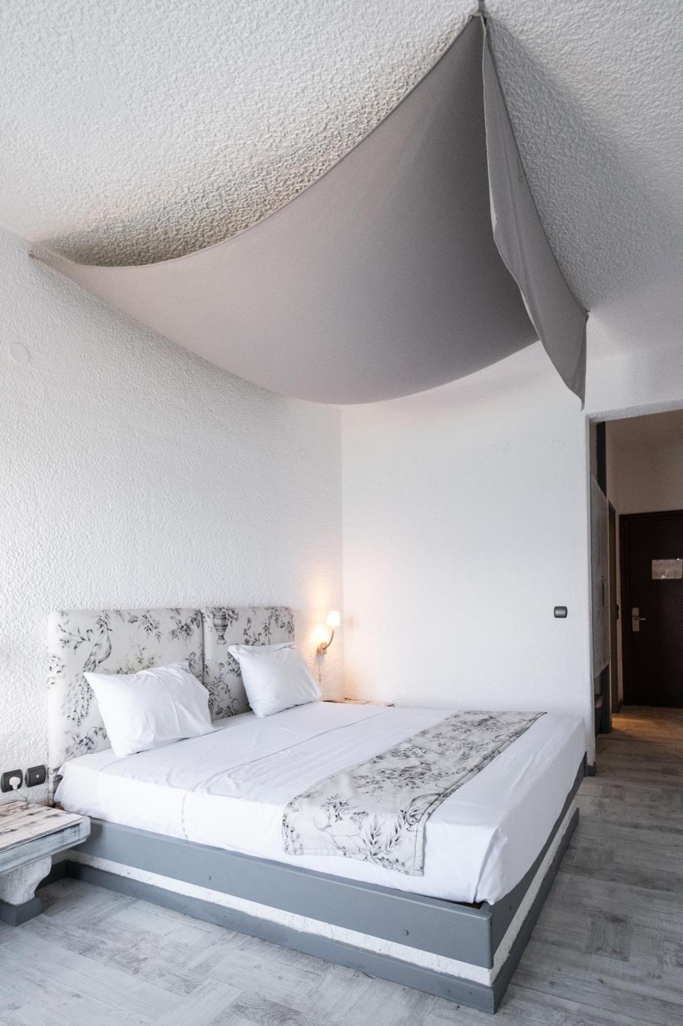 Long Beach Hotel & Resort Longos  Bagian luar foto