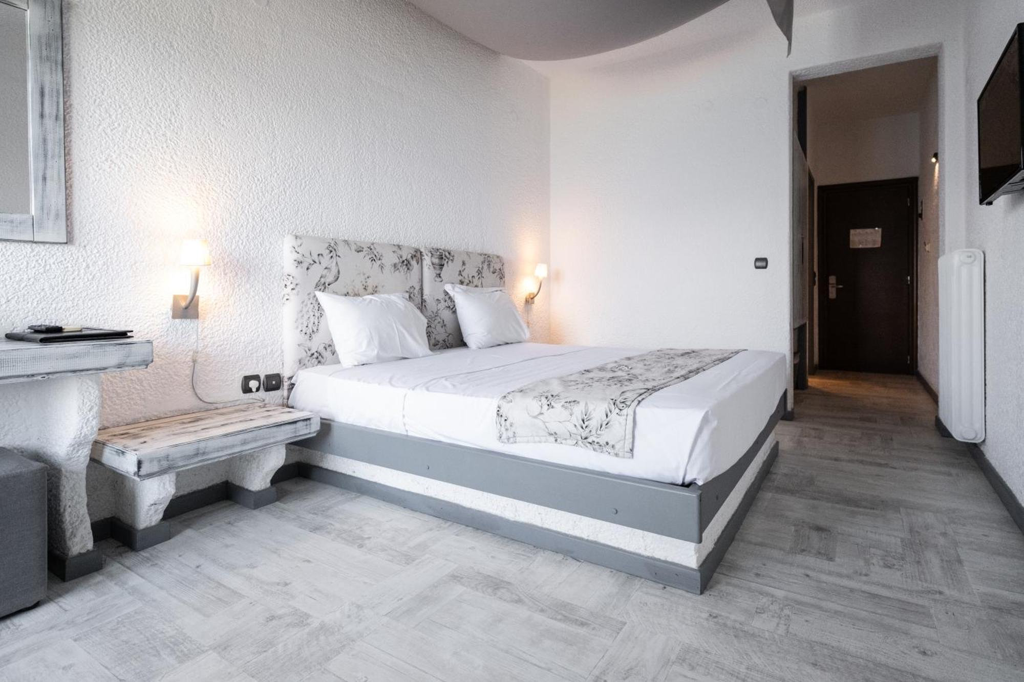 Long Beach Hotel & Resort Longos  Bagian luar foto