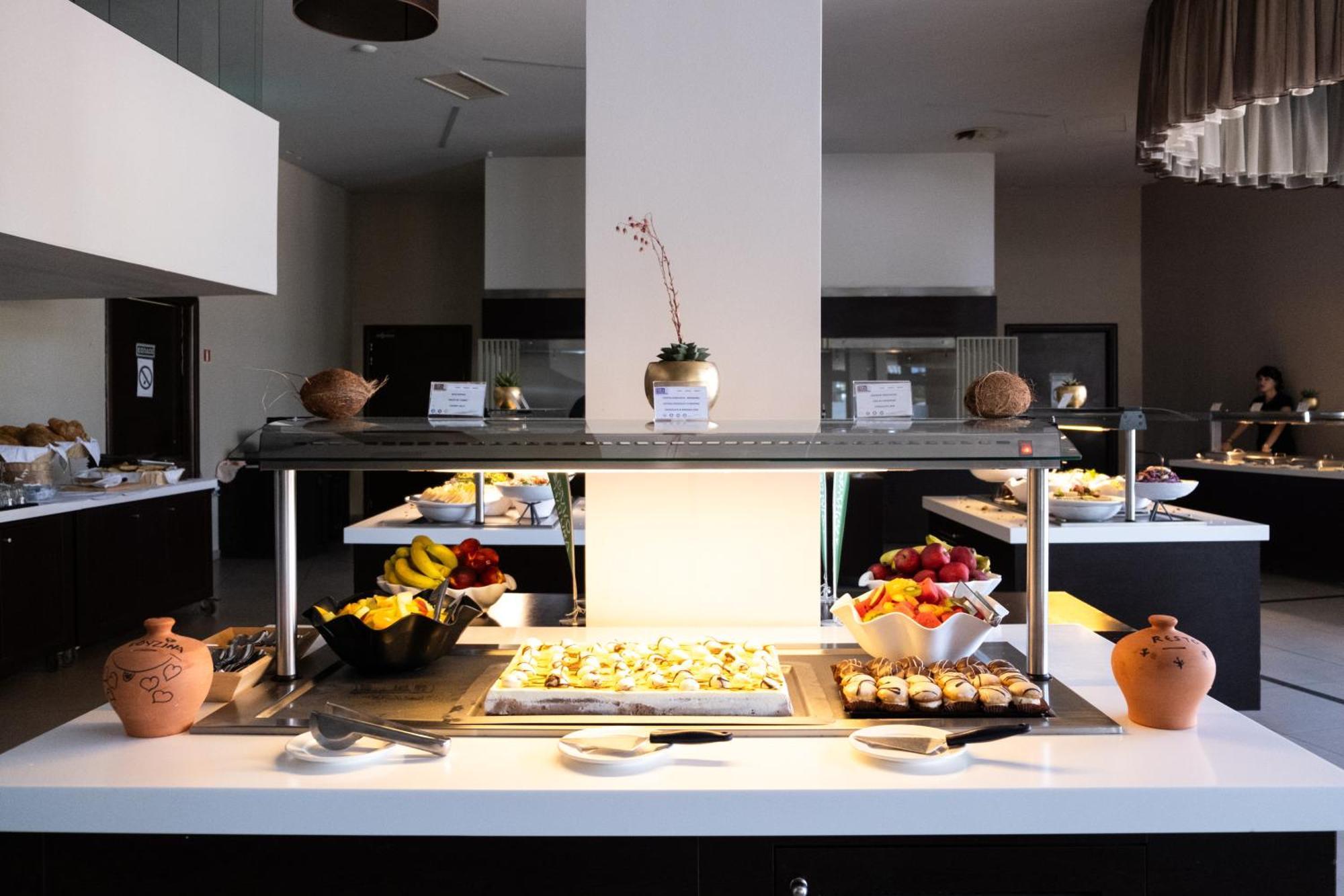 Long Beach Hotel & Resort Longos  Bagian luar foto